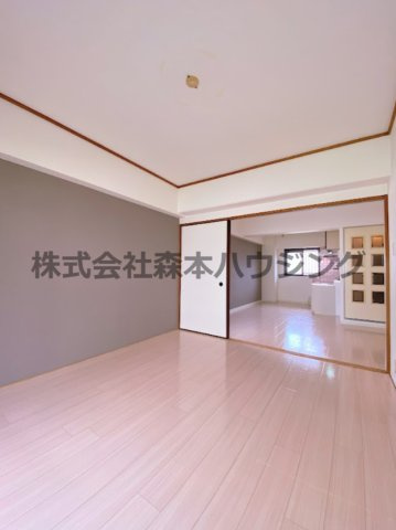 【洋室】 | 　サンファーストウエダ | 広々とした洋室です
