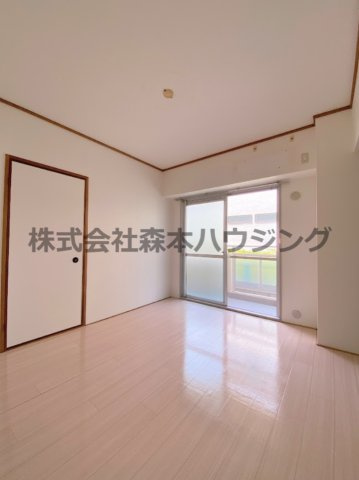 【洋室】 | 　サンファーストウエダ | 使い勝手のいい洋室です
