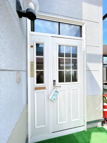 北見市中ノ島町３丁目１３番７号　中古売家の玄関|【リフォーム後】玄関ドア写真です。テレビニニターホンの新設と照明器具も交換致しました。鍵交換をしてお渡しいたします。