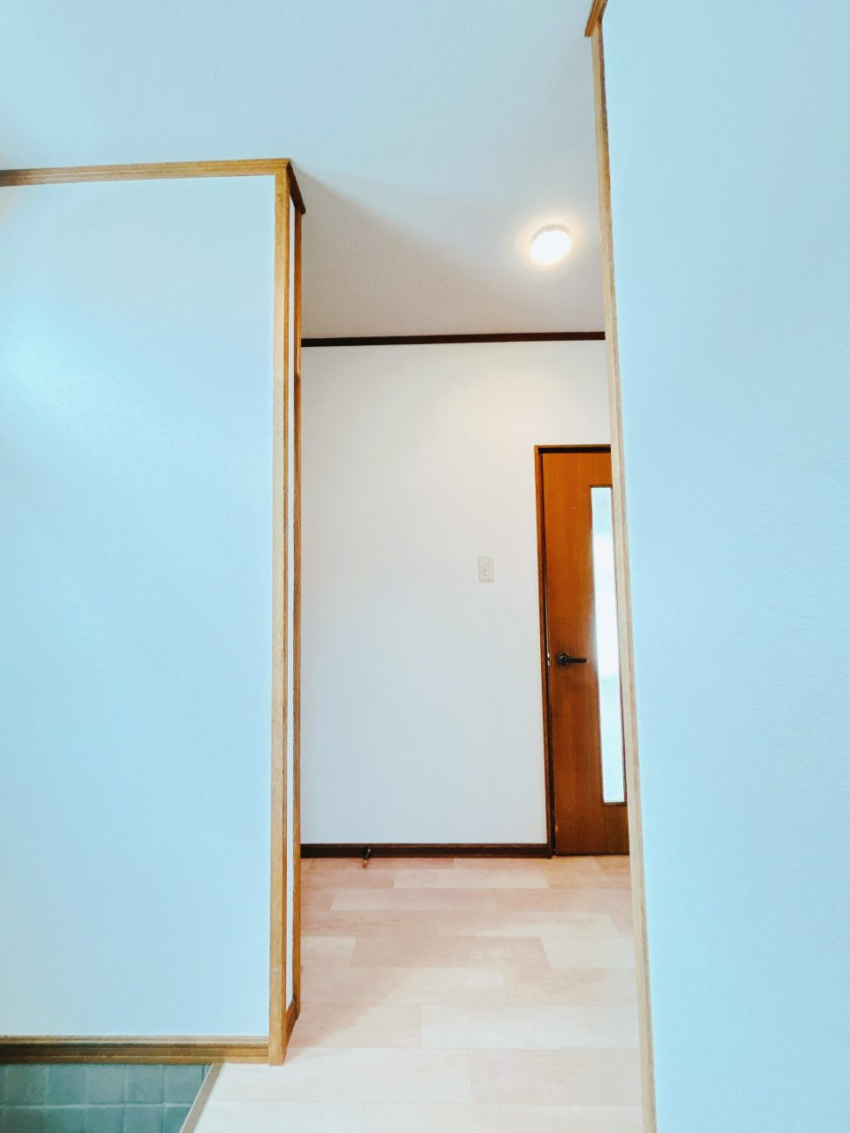 北見市中ノ島町３丁目１３番７号　中古売家の玄関|【リフォーム後】玄関ホール写真です。こちらは壁のクロス張りと床はクッションフロアを上張りしました。下駄箱は現状になります。