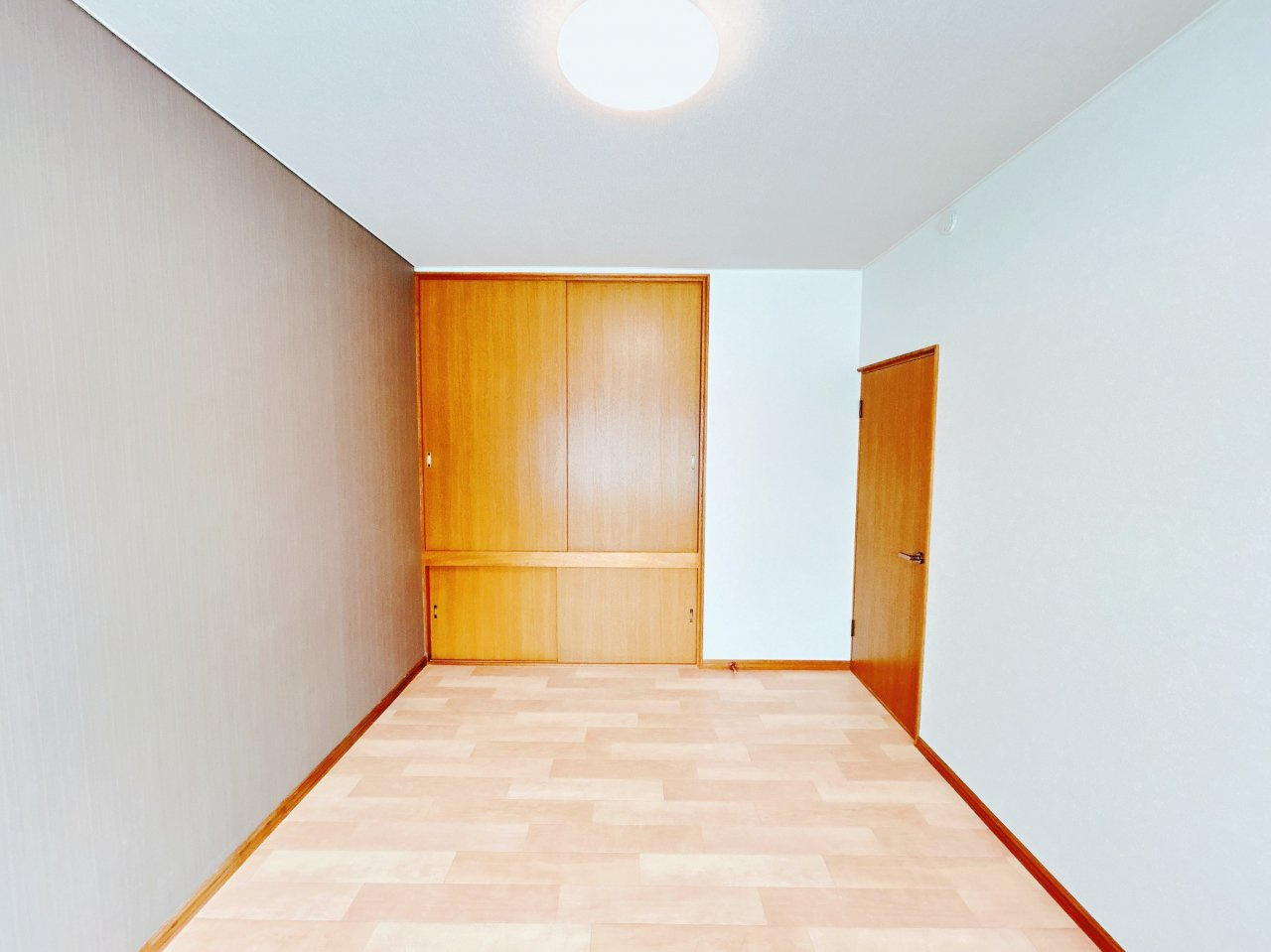 北見市中ノ島町３丁目１３番７号　中古売家の洋室|【リフォーム後】1階洋室写真です。こちらは壁、天井のクロス貼替を行い床はクッションフロアを上張りして仕上げました。照明器具も交換致しました。