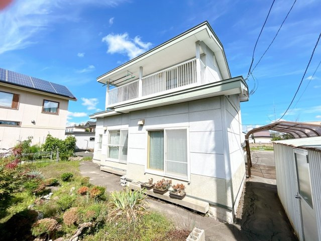 北見市中ノ島町３丁目１３番７号　中古売家の外観|【現況】お庭側から見た外観です。お庭は建物の南側に位置し陽当たり良好なので、お子様の遊び場にもぴったりです。