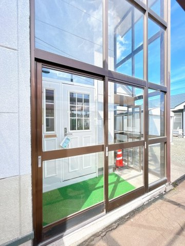 北見市中ノ島町３丁目１３番７号　中古売家の玄関|【リフォーム後】風除室写真です。ちょっとした物や冬季のスコップなども置けます。冬場は吹き溜まりで玄関ドアが開かない？などのトラブルも防げますしあれば便利ですよね。鍵はありません。