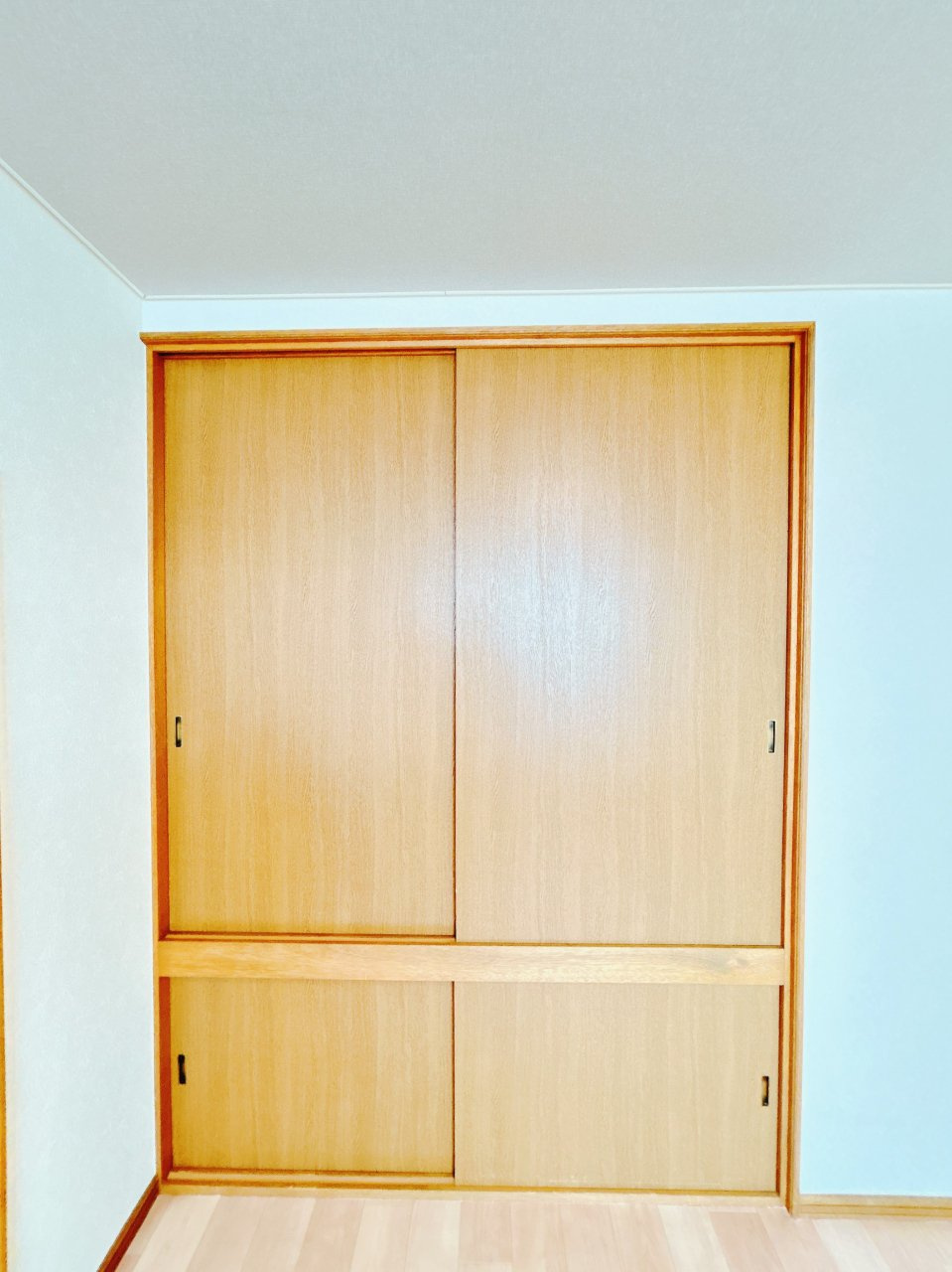 北見市中ノ島町３丁目１３番７号　中古売家の収納|【リフォーム後】2階南東側洋室の収納写真です。こちらは現状でのお渡しになります。各部屋に収納があるのは嬉しいですね。