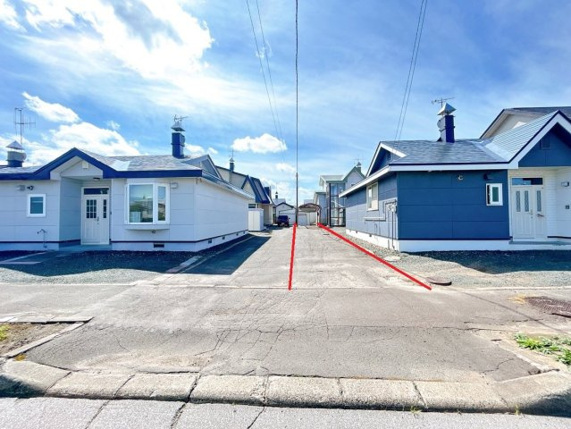 北見市中ノ島町３丁目１３番７号　中古売家の前面道路含む現地写真|【現況】駐車場写真です。入り口は各3ｍ幅になっており広く見えますが、赤線のラインが駐車場スペースとなりますので、お間違えの無いように現地にて確認ください。