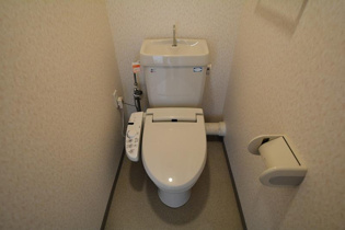 温水洗浄便座付きのトイレです♪