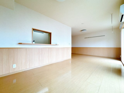 【居間・リビング】 | メープルⅡ | ※同物件、同タイプ、間取り反転のお部屋です