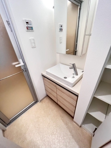 新品家具付きマンション目黒18(KaGood東京)の独立洗面台