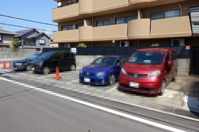 グランディール里中の駐車場