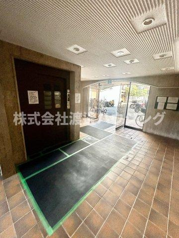 グランドハイツカワモトのエントランス