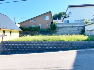 【周辺】 | 【建築条件無】小樽市桂岡町　更地土地 | 道路から1段上がっているため、歩行者や通行車両の目線も気になりづらい土地です♪