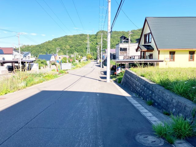 【建築条件無】小樽市桂岡町　更地土地の周辺|交通量は少なめの、閑静な住宅地♪