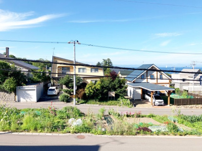 【外観】 | 【建築条件無】小樽市桂岡町　更地土地 | 前面は中央分離帯のある開けた道路になっております♪