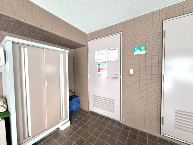 ソフィア両国のその他共用部分|ゴミ置き場
敷地内にはきれいに管理された共用スペースがございます。2019年には大規模修繕工事も実施されており、建物全体が良好な状態に保たれています。快適なマンションライフを支える安心の環境です。