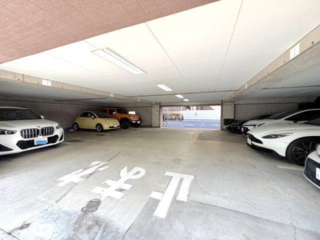 ソフィア両国の駐車場|駐車場
敷地内駐車場（月額25,000円〜27,000円）がございます。お車をお持ちの方にも嬉しい環境で、休日のお出かけの幅も広がります。※最新の空き状況につきましてはお気軽にお問い合わせください。