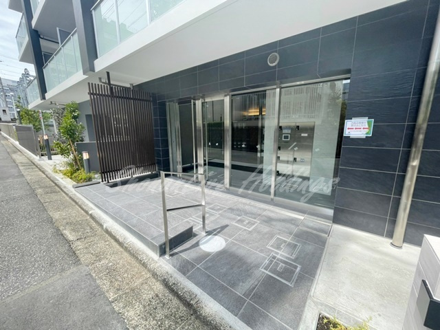 藤沢市朝日町の賃貸マンションのエントランス|清潔感のあるエントランスです♪