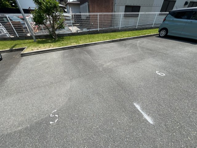ホワイトコースト壱番館の駐車場