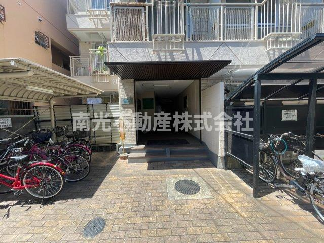メゾン朝日八戸ノ里　のエントランス