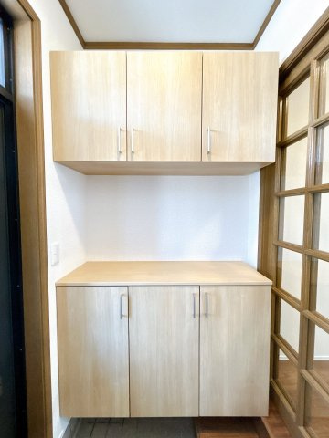 北見市中ノ島町４丁目７番６２号　平家建中古売家の収納|【リフォーム後】シューズボックスです。新品交換致しました。内部は可動棚になっているので、ブーツなどの高さのある靴も収納できますよ。