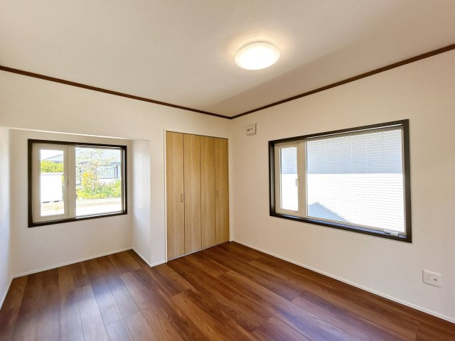 北見市中ノ島町４丁目７番６２号　平家建中古売家の洋室|【リフォーム後】7.75帖洋室です。フローリング重張、クロス張替、クローゼット新設致しました。