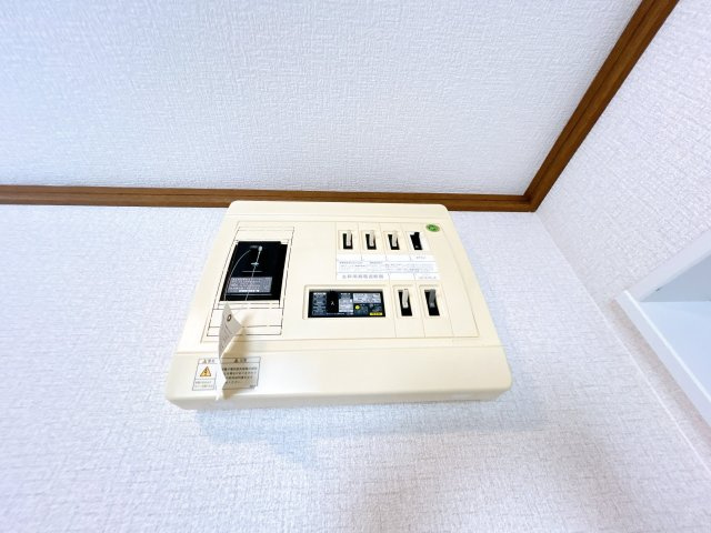 北見市中ノ島町４丁目７番６２号　平家建中古売家の発電・温水設備|【リフォーム後】ブレーカーです。クリーニング致しました。