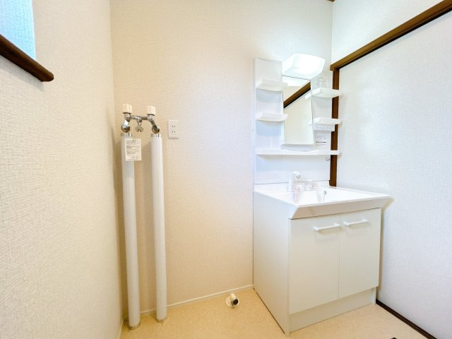 北見市中ノ島町４丁目７番６２号　平家建中古売家の洗面所|【リフォーム後】洗面所別アングルです。