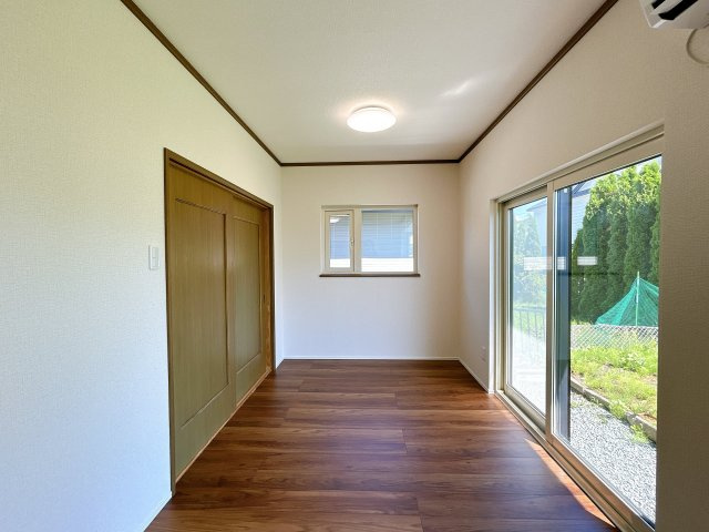北見市中ノ島町４丁目７番６２号　平家建中古売家の居間・リビング|【リフォーム後】リビング別アングルです。