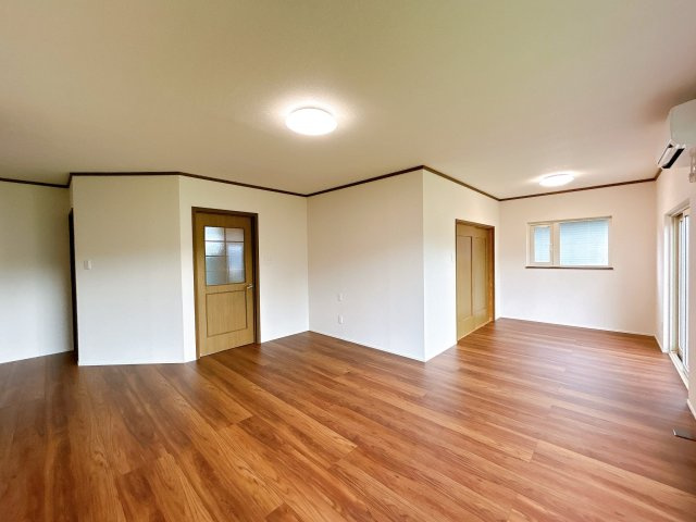 北見市中ノ島町４丁目７番６２号　平家建中古売家の洋室|【リフォーム後】リビング別アングルです。