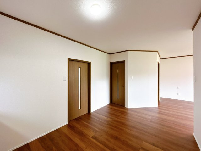 北見市中ノ島町４丁目７番６２号　平家建中古売家の洋室|【リフォーム後】リビング別アングルです。