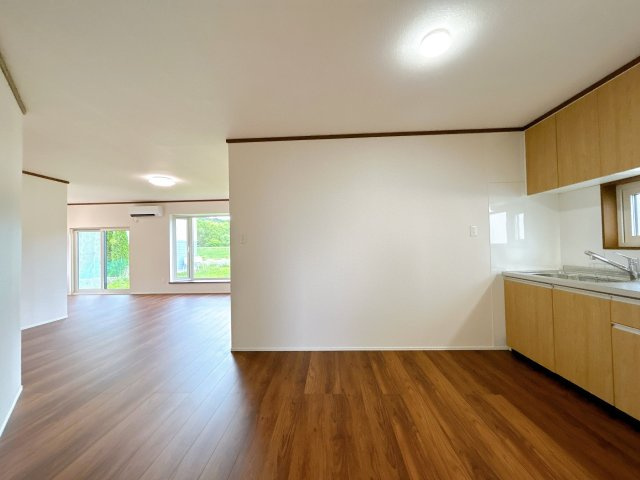 北見市中ノ島町４丁目７番６２号　平家建中古売家のキッチン|【リフォーム後】キッチン別アングルです。