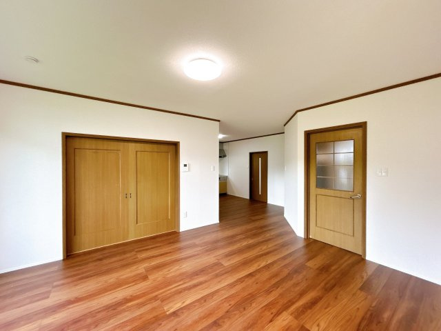 北見市中ノ島町４丁目７番６２号　平家建中古売家の居間・リビング|【リフォーム後】リビング別アングルです。