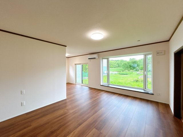 北見市中ノ島町４丁目７番６２号　平家建中古売家の居間・リビング|【リフォーム後】リビング別アングルです。