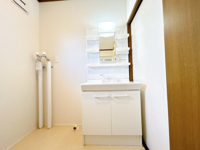 北見市中ノ島町４丁目７番６２号　平家建中古売家の独立洗面台|【リフォーム後】洗面脱衣室の写真です。洗面化粧台交換、床のクッションフロアの張替、壁天井のクロスの貼替を行いました。