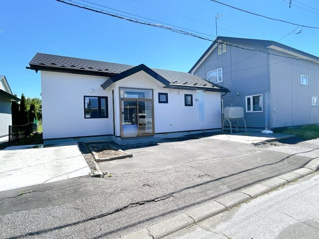 北見市中ノ島町４丁目７番６２号　平家建中古売家の駐車場|【リフォーム後】駐車場です。