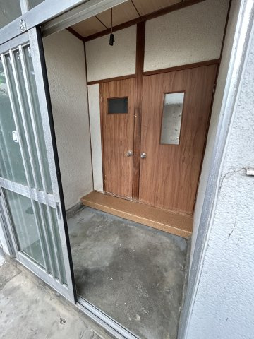 富田林市山中田アパートの玄関