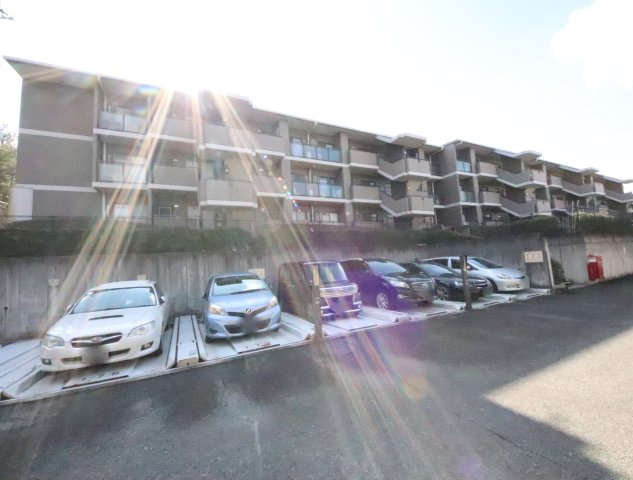 生駒市俵口町の賃貸マンションの駐車場