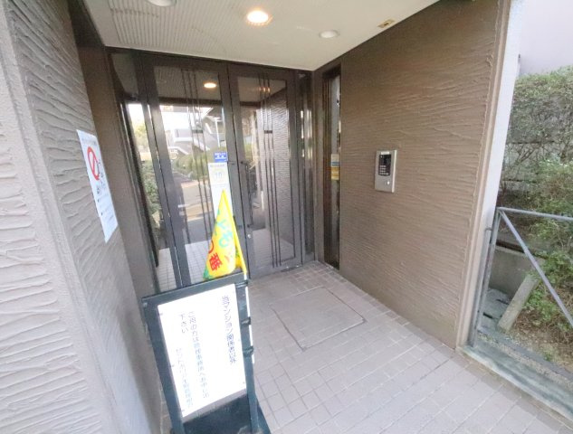 生駒市俵口町の賃貸マンションの玄関