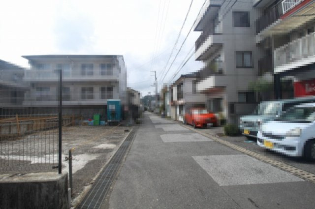 高知市百石町　第3　新築戸建　の前面道路含む現地写真|北東側　幅　4.ｍ　接面　13.29ｍ　公道　