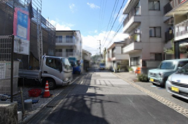 高知市百石町　第3　新築戸建　の前面道路含む現地写真|北東側　幅　4.ｍ　接面　13.29ｍ　公道　