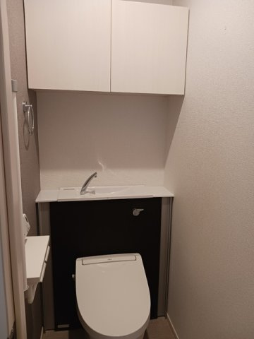 ゆったりとスペースのある洗面所