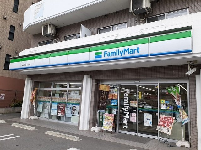 ファミリーマートまで270m