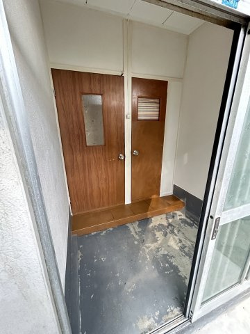 富田林市山中田アパートの玄関