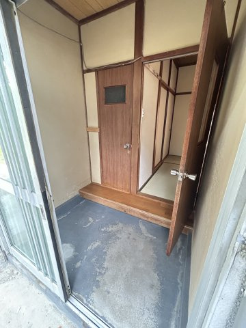 富田林市山中田アパートの玄関