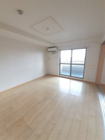 【居間・リビング】 | カーサ　デル　ソール | こちらの居間で趣味の時間をお楽しみください
