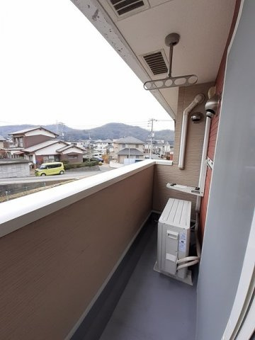 【バルコニー】 | ラ　メゾン　シャルマントＢ | 暖かな日差しのふりそそぐバルコニー