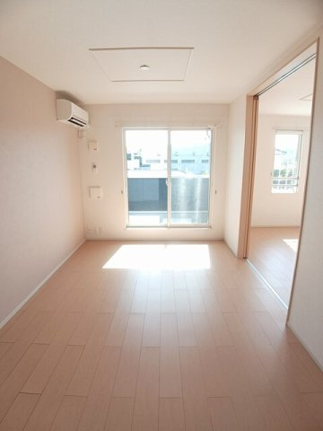 【居間・リビング】 | ウィステリアＡ | こちらの居間で趣味の時間をお楽しみください