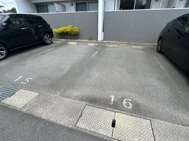 フランディル　オーラの駐車場