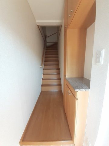 【玄関】 | レインボーキャッスル山際ⅡＢ | 収納もある玄関です