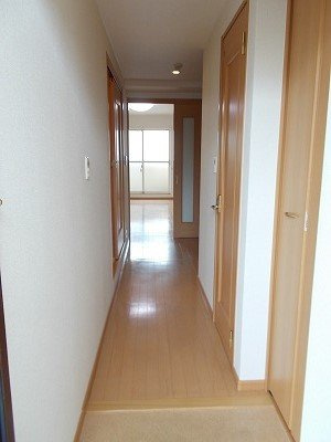 【玄関】 | ハピーライフ平田 | 明るい玄関です