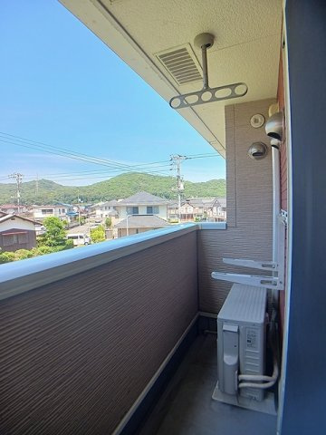 【バルコニー】 | ラ　メゾン　シャルマントＢ | 外からの目が気にならないバルコニーで洗濯物が干せます